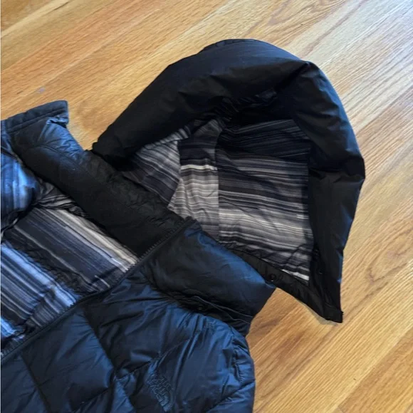 ❄️The North Face Women's Metropolis II Parka - Black with Rare Striped Lining ❄️ - Picture 6 of 9